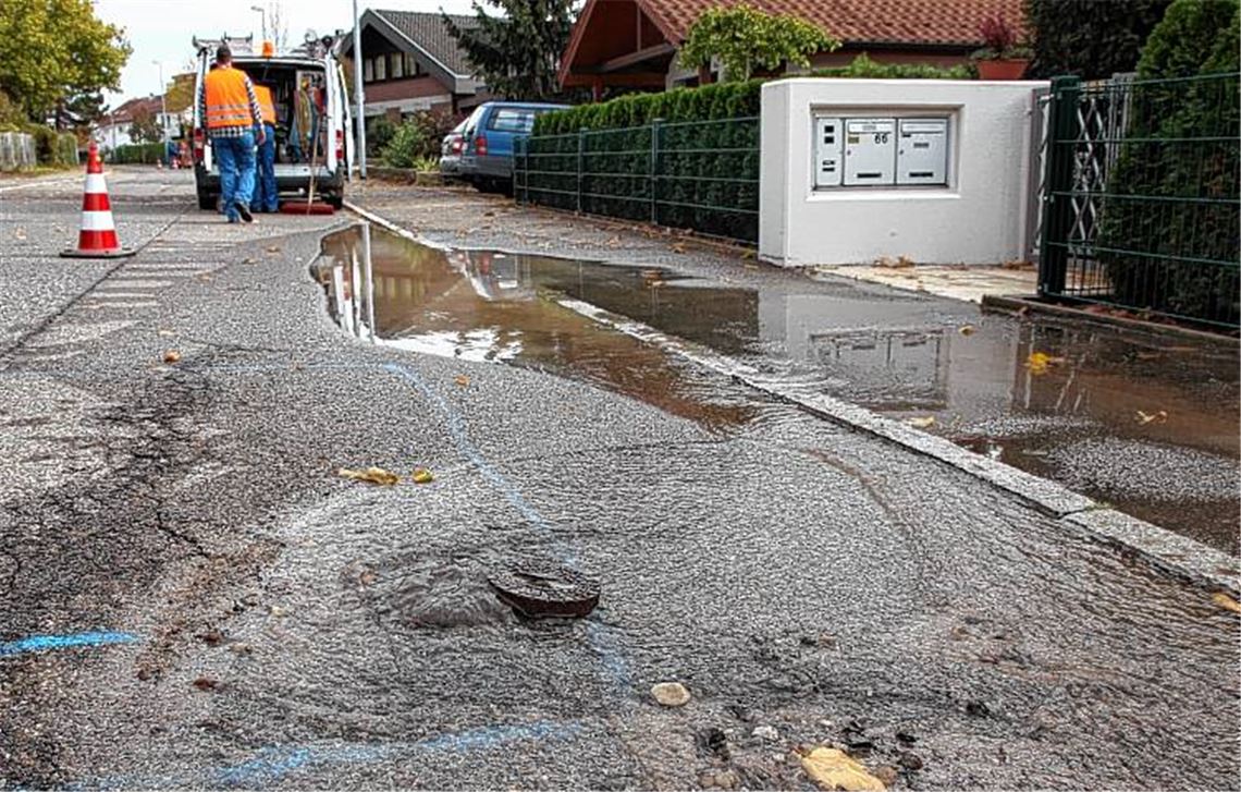 See auf der Straße: In Lomersheim muss nach dem Rohrbruch der Reparaturtrupp ran.