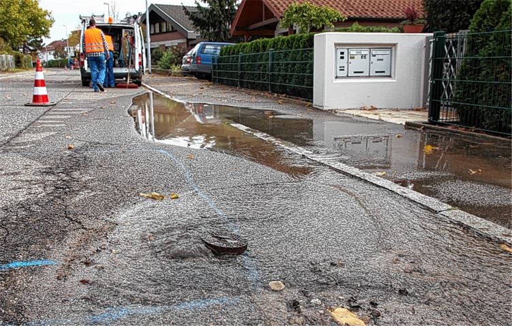 See auf der Straße: In Lomersheim muss nach dem Rohrbruch der Reparaturtrupp ran.