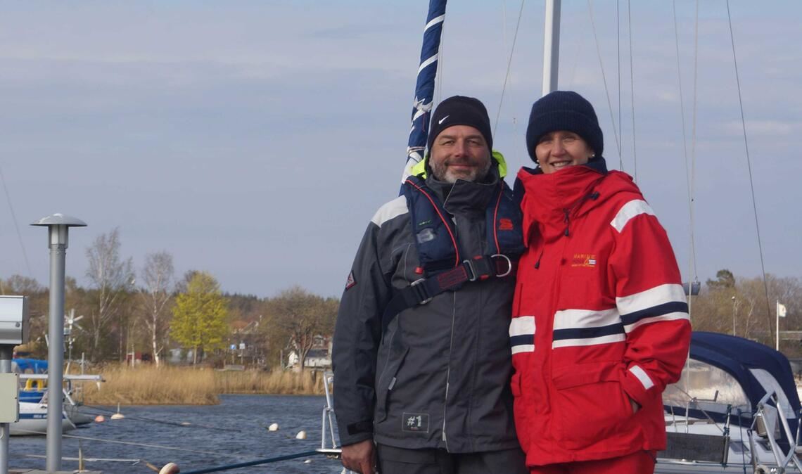 Segelfans aus dem Flachland: Björn und Ene Greinert aus Illingen verbringen ihre Freizeit am liebsten auf der Ostsee. Fotos: privat