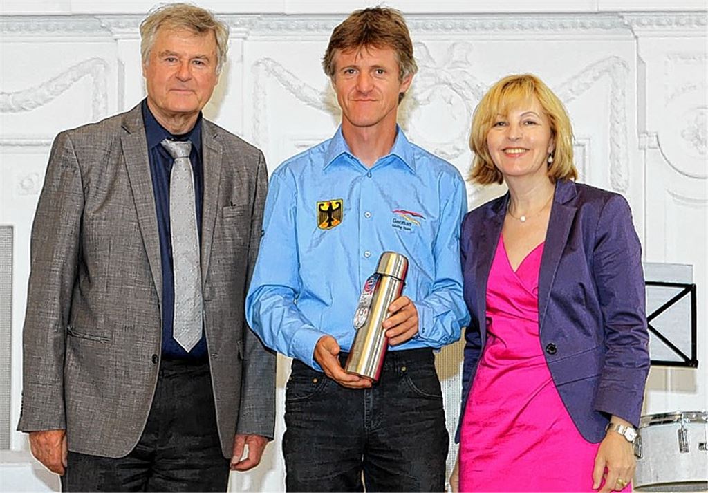 Segelflieger Eberhard Holl vom FSC Mühlacker zwischen Staatssekretääriin Marion von Wartenberg und Dieter Schmidt-Volkmar, dem Präsidenten des Landessportverbandes (LSV).