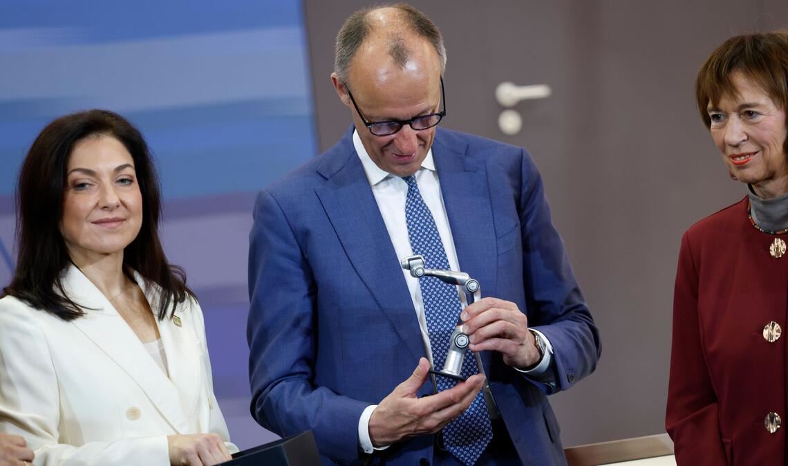 Sehen die Versorgung gesichert - Bundeskanzler Friedrich Merz und seine Wirtschaftsministerin Katherina Reiche (l).