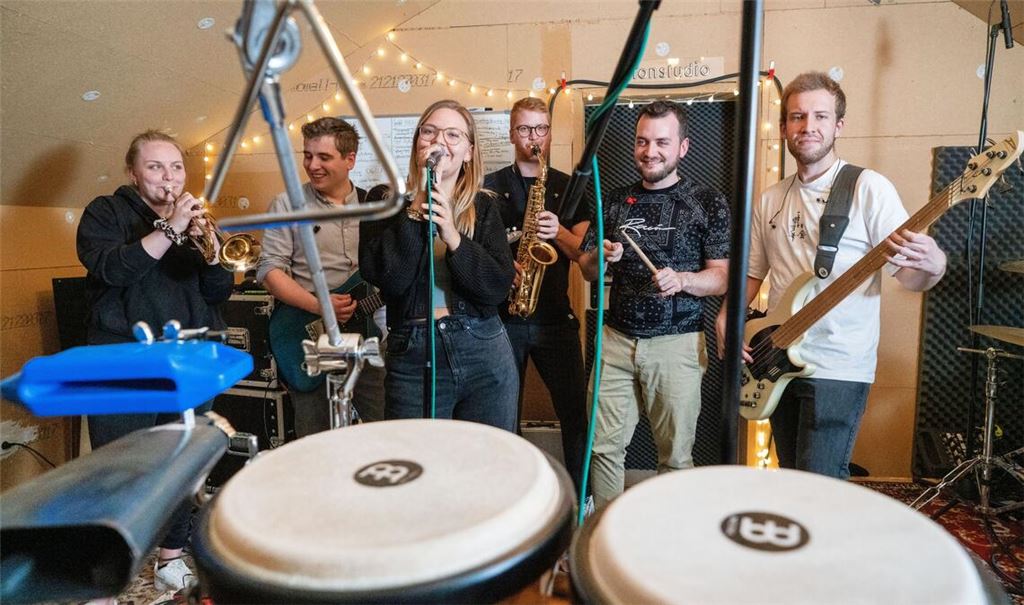 Sehen so die nächsten Chartstürmer aus dem Enzkreis aus? „Feintonfilter“ nennen sich (v. li.) Theresa, Vale, Hannah, Dennis, Lukas und Luca. Unser Bild zeigt sie bei der Bandprobe im Proberaum im Maulbronner Stadtteil Schmie. Foto: Enzkreis, Sebastian Seibel