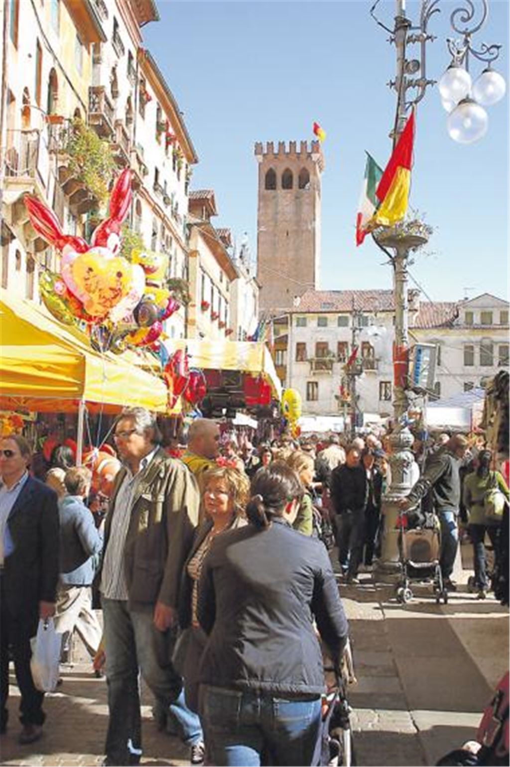 Sehen und gesehen werden: die Fiera Franca lockt die Besucher in Scharen.
 