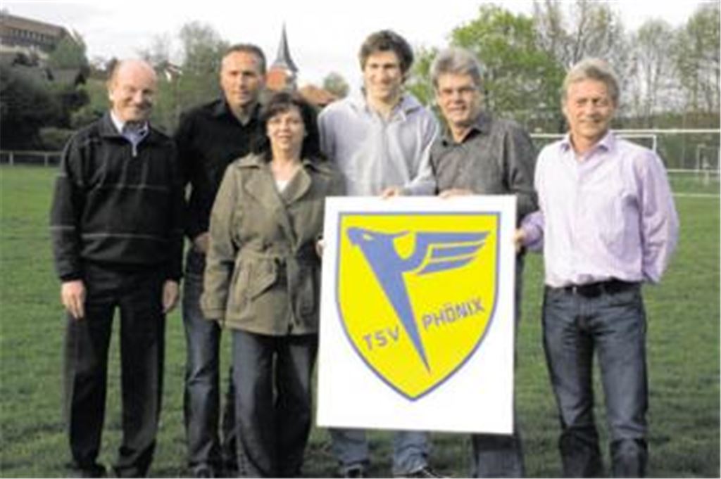Sehen viel Potenzial bei Phönix: der künftige Trainer Eberhard Carl (2.v.li.) und Neuzugang Martin Maier (3.v.re.) mit den Vorstandsmitgliedern Ulrich Rümmelin, Annemarie Gutscher, Karlheinz Mannhardt und Gerd Thieme (v.li.). Foto: Eigner