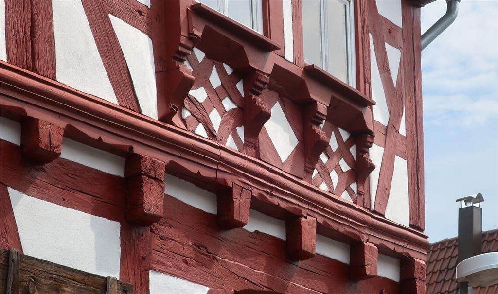 Sehenswerte Details an der Fachwerk-Fassade sind die Zierfachwerkbrüstungen. Fotos: Langner/Schmäh