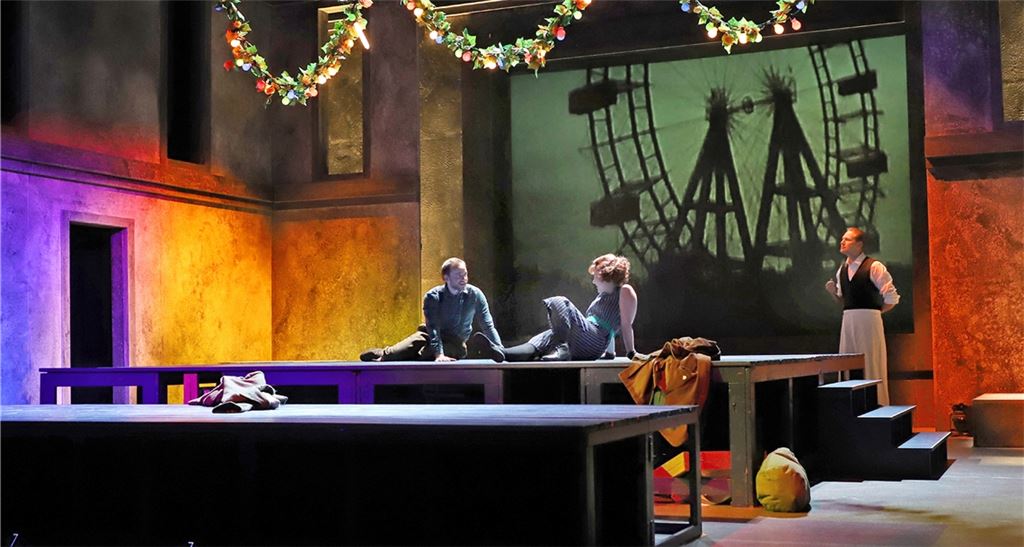 Sehenswerte Inszenierung eines spannenden Stoffes (v.li.): Nicolas Martin (Franz Huchel), Johanna Miller (Anezka) und Bernhard Meindl (böhmischer Kellner). Foto: Theater/Haymann