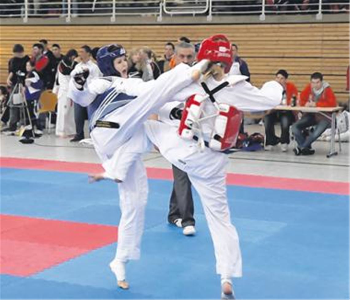 Sehenswerte Kopftreffer: Roxana Nothaft (li.) lässt erst gar keine Zweifel aufkommen. Foto: p