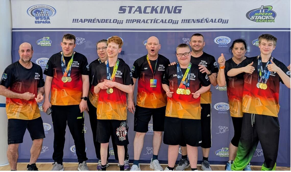 Sehr erfolgreich bei der Europameisterschaft im „Sport-Stacking“ in Spanien (v.li.): Kheder und Iyad Awir, Sandra und Jonathan Epting, Trainer Ralf Esslinger, Lukas und Peter Friz sowie Martina Krack und Diego Krack. Foto: Enzkreis/Ralf Esslinger