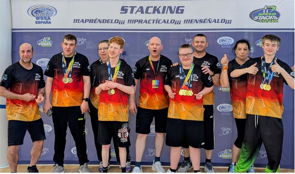 Sehr erfolgreich bei der Europameisterschaft im „Sport-Stacking“ in Spanien (v.li.): Kheder und Iyad Awir, Sandra und Jonathan Epting, Trainer Ralf Esslinger, Lukas und Peter Friz sowie Martina Krack und Diego Krack. Foto: Enzkreis/Ralf Esslinger