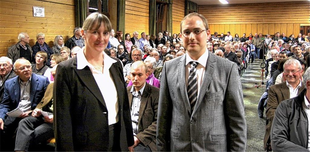 Sehr großer Andrang: Die Sitzplätze im Bürgersaal haben bei der Vorstellungsrunde von Sigrid Hornauer und Ralph Hintersehr nicht ausgereicht in Sternenfels.