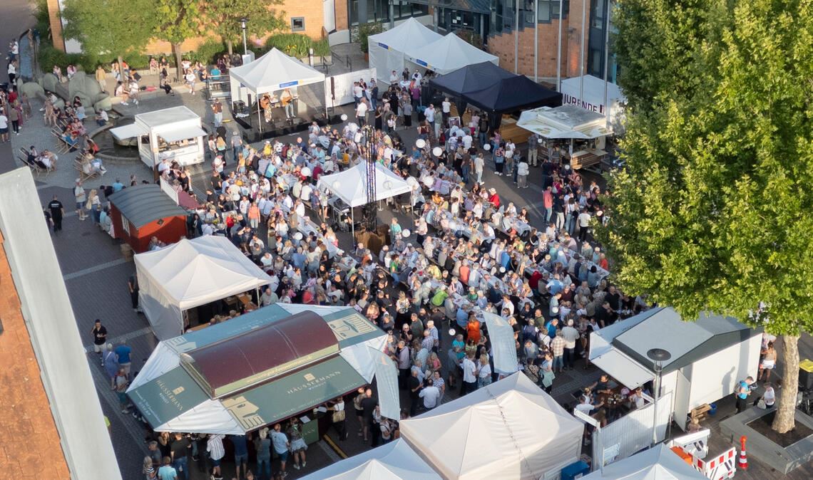 Sehr gut besucht: Blick auf das Weinfest auf dem Kelterplatz in Mühlacker am vergangenen Freitagabend. Foto: Fotomoment