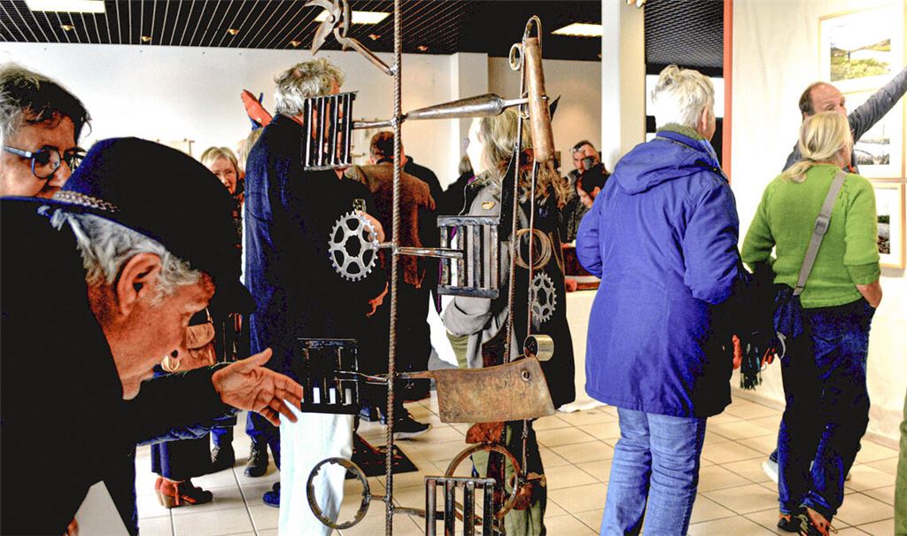 Sehr gut besucht: die Vernissage der Jahresausstellung der Künstlergruppe Mühlacker in den Räumen des ehemaligen Malergeschäfts Geissel. Fotos: Stahlfeld