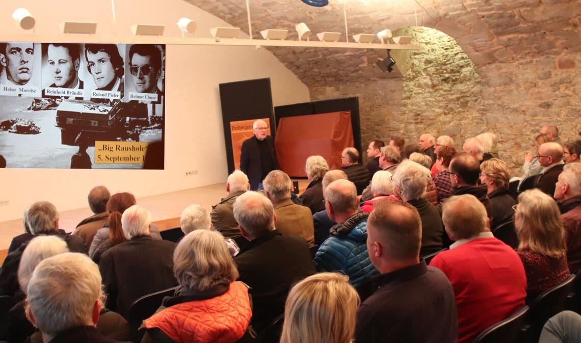 Sehr gut besuchter Vortrag im Vaihinger Büchereikeller von Klaus Pflieger zur Geschichte der RAF und zur Frage: „Ist die RAF Geschichte?“ Foto: Arning