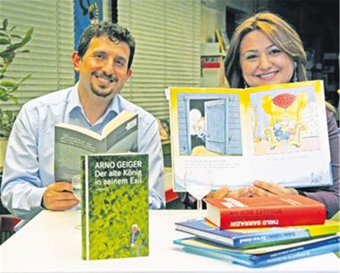 Sehr lustig, sehr traurig und sehr persönlich: Mit seinen Lieblingsbüchern taucht das Ehepaar Özer 
die Besucher in der Stadtbibliothek in ein Wechselbad der Gefühle. 
Foto: Hansen