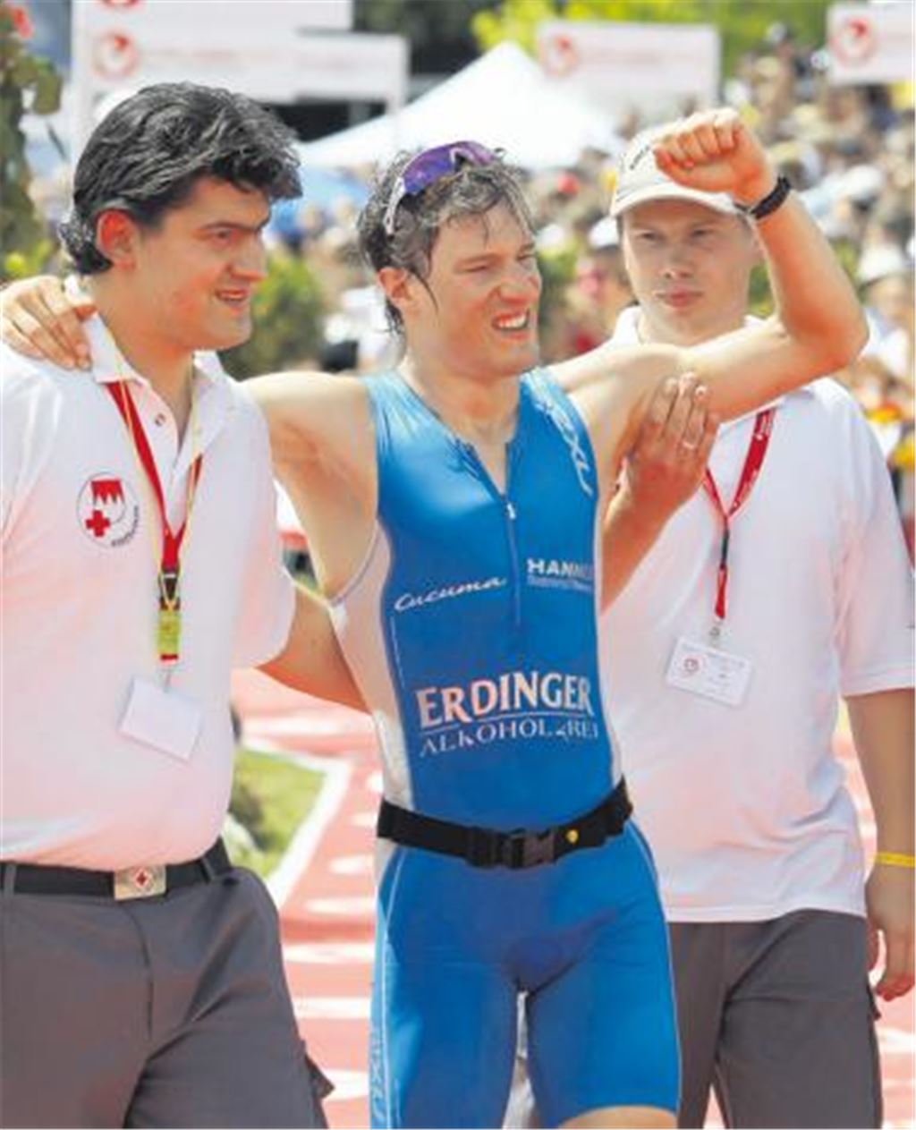 Sehr, sehr tiefes Tief: Im Ziel ist Sebastian Kienle völlig erschöpft  aber glücklich.
Foto: dpa