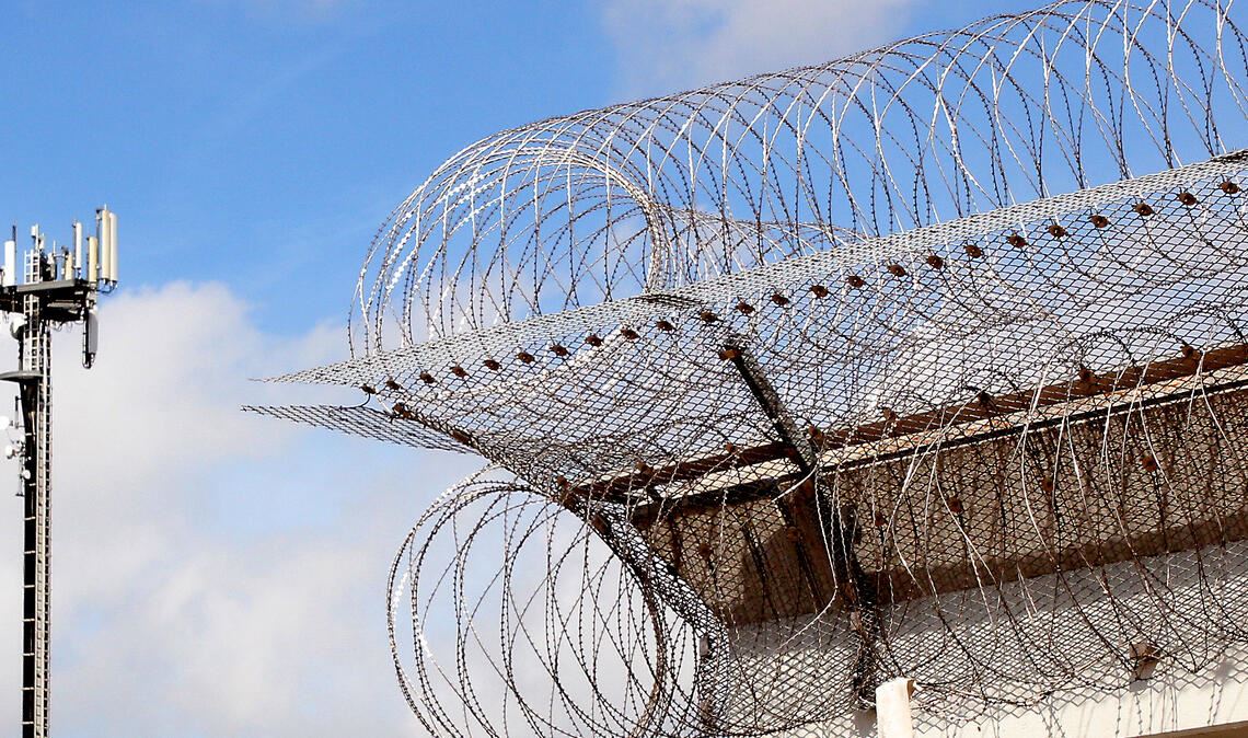 „Sehr sensibles Umfeld“: Ehrenamtliche Helferinnen und Helfer stehen den Gefangenen zur Seite, damit sie die Zeit hinter Gittern und Stacheldraht meistern. Symbolfoto: Archiv