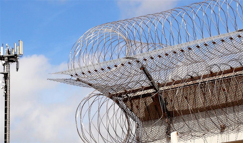 „Sehr sensibles Umfeld“: Ehrenamtliche Helferinnen und Helfer stehen den Gefangenen zur Seite, damit sie die Zeit hinter Gittern und Stacheldraht meistern. Symbolfoto: Archiv