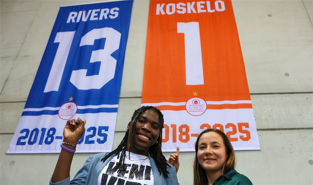 Sehr stolz: Krystal Rivers (li.) und Roosa Koskelo vor ihren Trikots in der Scharrena