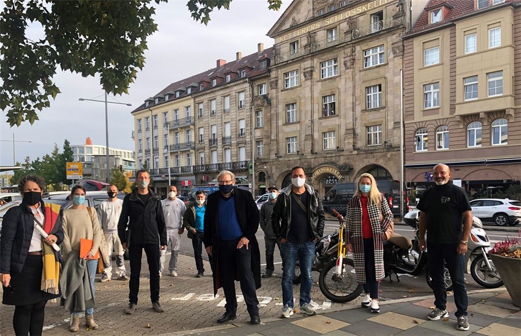Sehr zufrieden mit der Sanierung: die Beteiligten vor der Häuserzeile mit der aufgefrischten Nummer 2 (re.).©Stadt Pforzheim/Eleni Engeser