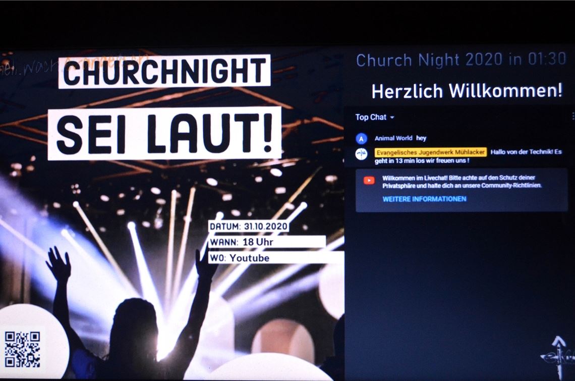 „Sei Laut!“ lautete das Thema bei der Churchnight des Evangelischen Jugendwerkes Mühlacker am Reformationstag, die in diesem Jahr ohne Kirchenbesucher in der Michaelskirche in Ötisheim stattfand. Aufgrund der aktuellen Corona-Verordnungen hatte das Team beschlossen auf eine Präsenzveranstaltung, die am Samstag möglich gewesen wäre, zu verzichten und auf eine Live-Übertragung auf Youtube umzustellen. Musikalisch gestaltete den Gottesdienst die Band „Aize Worship“. Bezirksjugendreferentin Eva Giek forderte in ihrer Predigt die Online-Zuschauer auf, wo nötig als Christen die Stimme zu erheben und sich für die Mitmenschen einzusetzen. Bereits Jesus und Paulus seien in diesem Sinne mutig gewesen. Auch die Durchführung moderner Gottesdienste wurde von den Teilnehmern thematisiert: „Die Welt das draußen kennt nur die konservative Seite von uns Christen.“ Foto: Stahlfeld