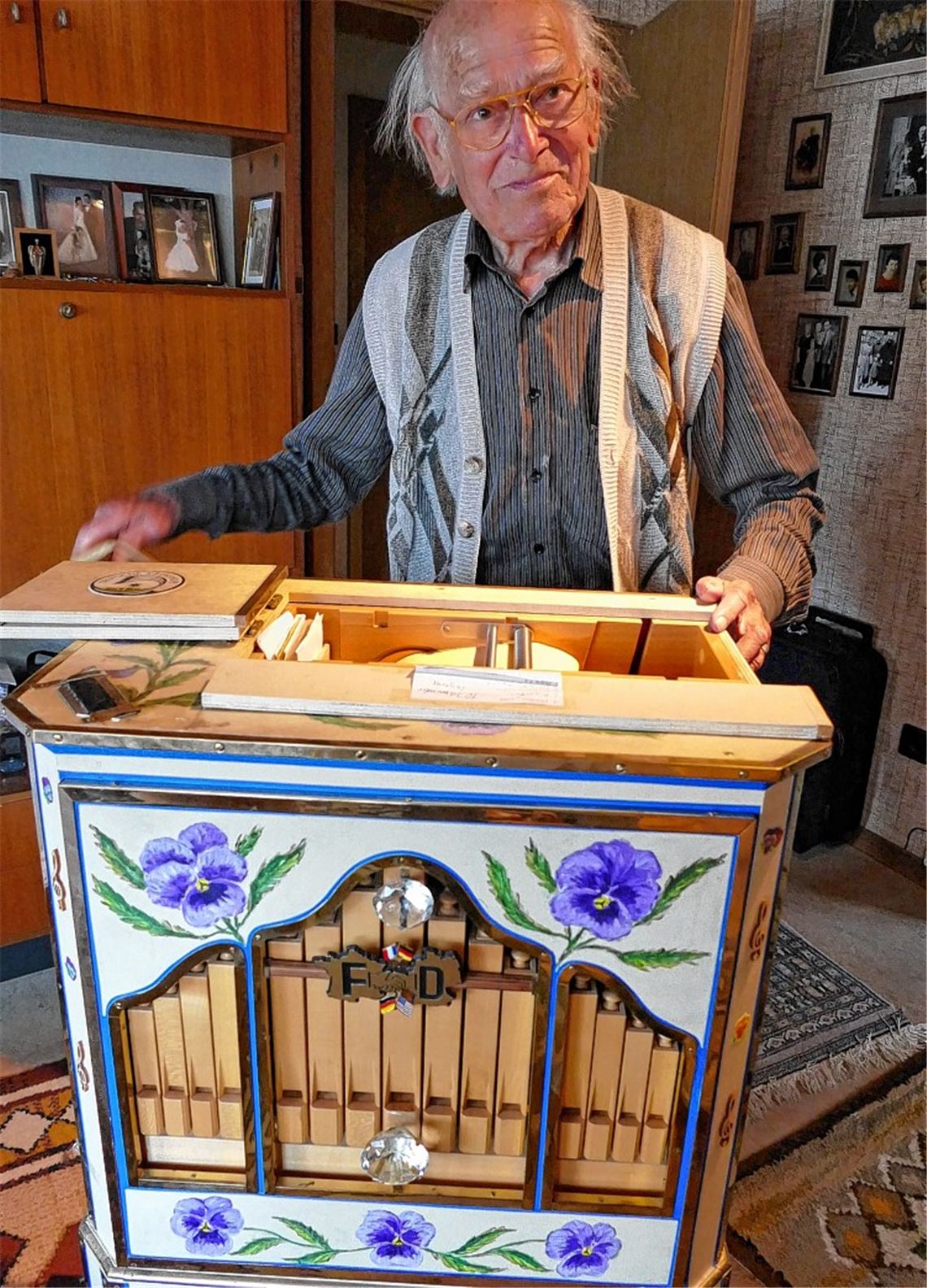 Sein Liebling steht im Wohnzimmer: Gregor Schaier und die vom Bilfinger Künstler Helmut Kienzle mit Ölfarben bemalte Orgel, mit der er heute noch für die Krebshilfe Musik macht.