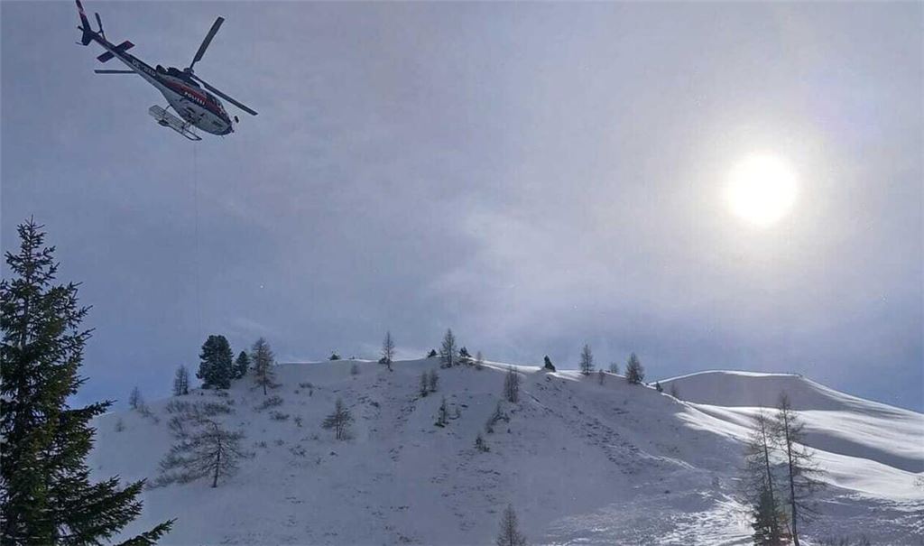 Sein Tourenpartner blieb unverletzt und wurde per Hubschrauber ins Tal gebracht. (Symbolbild)