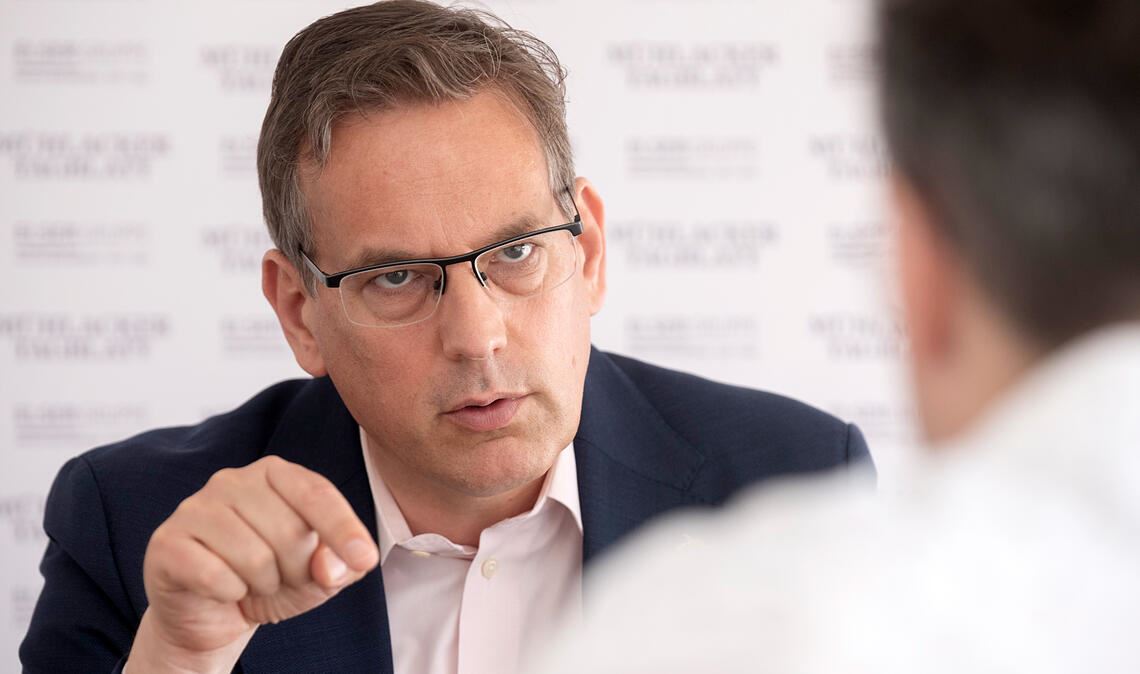 Sein Wahlkampf-Slogan bleibt unverändert: „Hören, was ist, machen, was geht“. Der FDP-Abgeordnete Erik Schweickert muss sich keine neuen Themen für seinen Wahlkampf überlegen. Vor allem der Wirtschaftsstandort müsse jetzt dringend gestärkt werden.Foto: Fotomoment