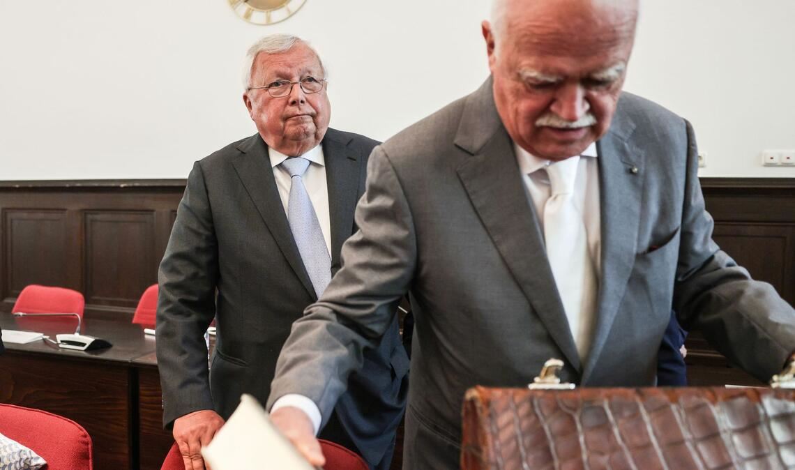 Sein letzter Auftritt im Gerichtssaal: Christian Olearius (links) im Bonner Landgericht im Juni 2024. Im Vordergrund sein Verteidiger, der frühere CSU-Bundestagsabgeordnete Peter Gauweiler.