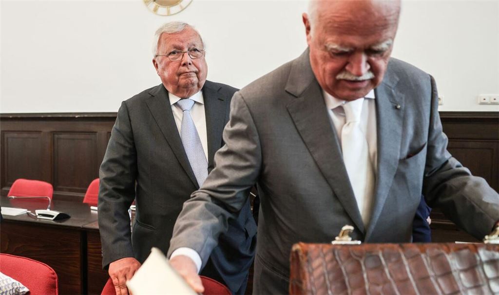 Sein letzter Auftritt im Gerichtssaal: Christian Olearius (links) im Bonner Landgericht im Juni 2024. Im Vordergrund sein Verteidiger, der frühere CSU-Bundestagsabgeordnete Peter Gauweiler.