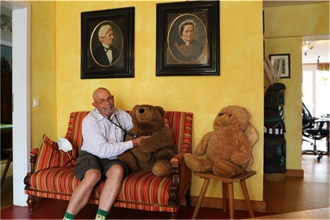 Seine Leidenschaft für Gemälde und Antikes, die die Patienten schon anhand der zahlreichen Kunstgegenstände im Wartezimmer erahnen können, will der scheidende Kinderarzt künftig zu seinem Lebensmittelpunkt machen. Foto: Willimek