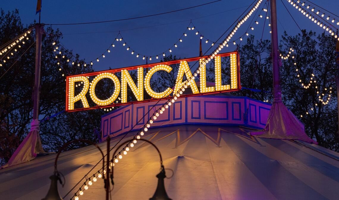 Seine Welturaufführung hatte der Circus Roncalli 18. Mai 1976 in Bonn.