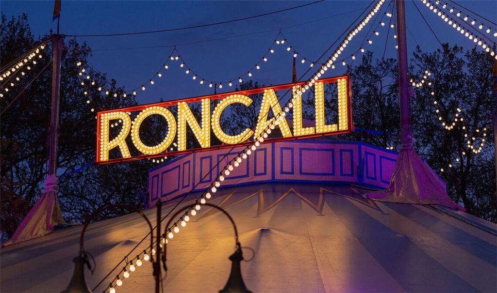 Seine Welturaufführung hatte der Circus Roncalli 18. Mai 1976 in Bonn.