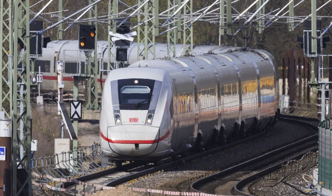 Seit 14 Uhr wurde die Strecke wieder freigegeben, es kann aber weiterhin zu Verspätungen und Fahrtausfällen kommen (Symbolbild).