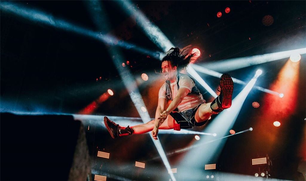 Seit 1996 wird im finnischen Oulu die Luftgitarren-WM im Rahmen des Oulun Musiikkivideofestivaalit (Oulu Music Video Festival) veranstaltet. Bei den Wettbewerben sind sowohl Luftgitarren als auch Luftplektra (Plättchen, mit dem die Saiten von Zupfinstrumenten angeschlagen oder gezupft werden) zugelassen.