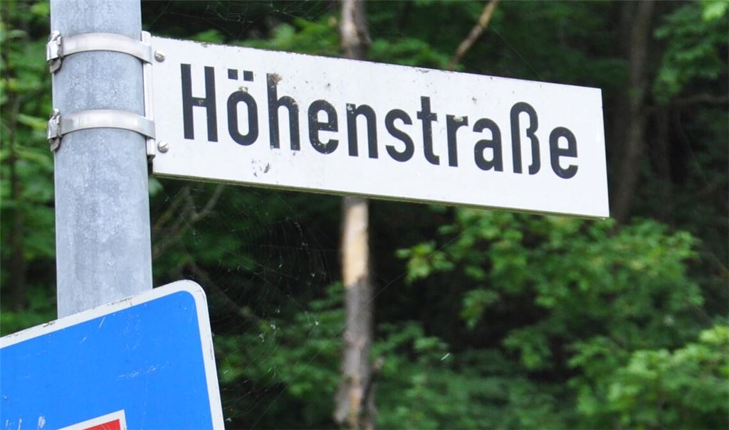 Seit 20 Monaten ist die Höhenstraße aufgrund einer privaten Baumaßnahme gesperrt. Die Stadtverwaltung nimmt dazu jetzt Stellung. Foto: Archiv