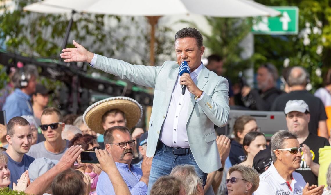 Seit 2005 moderiert der Oberbayer Mross die Sendung, die in einer Freiluft-Arena im Europa-Park nahe Freiburg produziert wird.