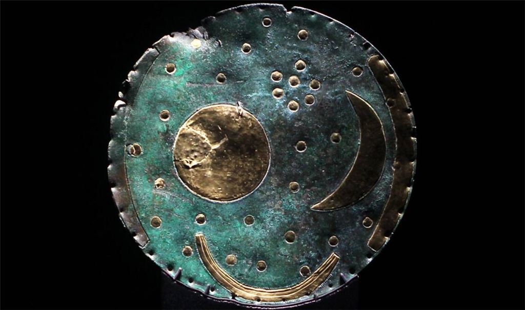 Seit 2008 befindet sich die Himmelsscheibe in der Dauerausstellung des Landesmuseums für Vorgeschichte in Halle in Sachsen-Anhalt.