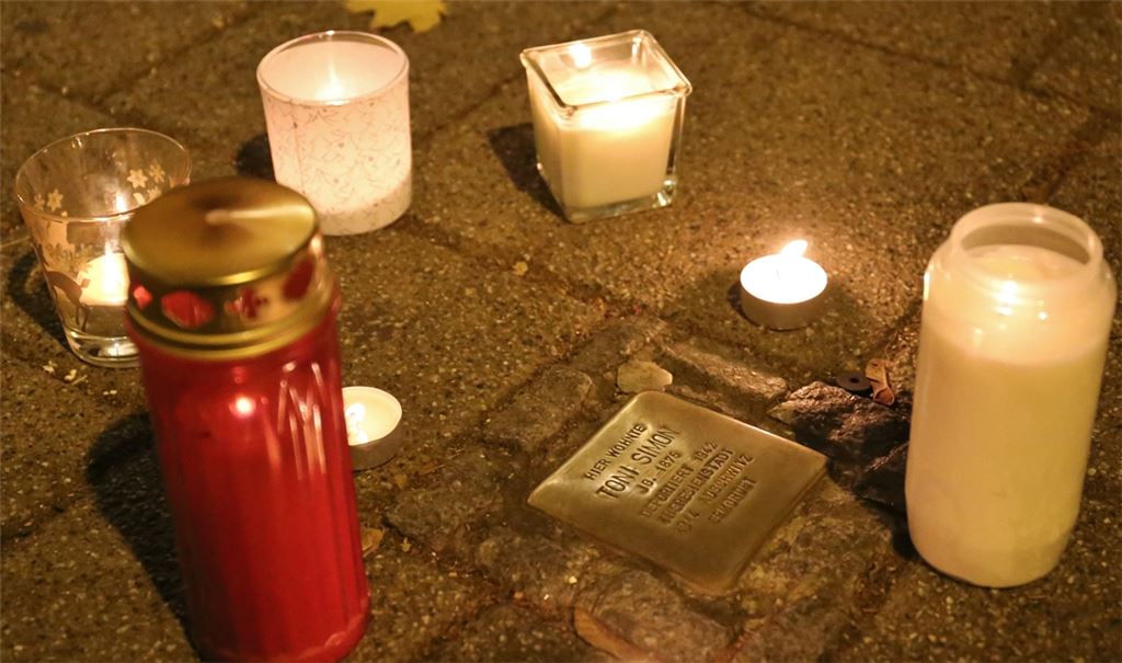 Seit 2009 sind in Mühlacker Stolpersteine verlegt worden. An die Opfer wird jährlich am 9. November gedacht im Rahmen einer Gedenkfeier und einer Mahnwache an den Steinen. Foto: Archiv