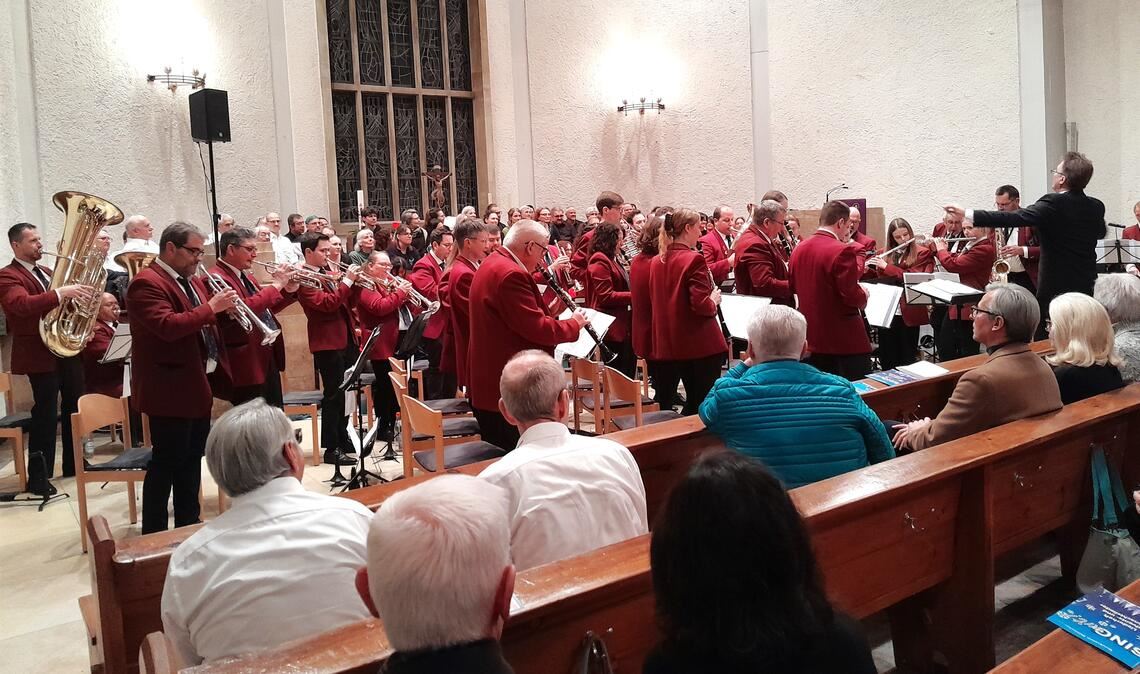 Seit 2024 dirigiert Sergii Svintsitskyi den Musikverein Mühlacker. Klangprächtig spielen sie am Samstag auf und begeistern die vielen Zuhörer und Zuhörerinnen. Fotos: Filitz