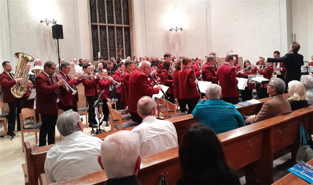 Seit 2024 dirigiert Sergii Svintsitskyi den Musikverein Mühlacker. Klangprächtig spielen sie am Samstag auf und begeistern die vielen Zuhörer und Zuhörerinnen. Fotos: Filitz