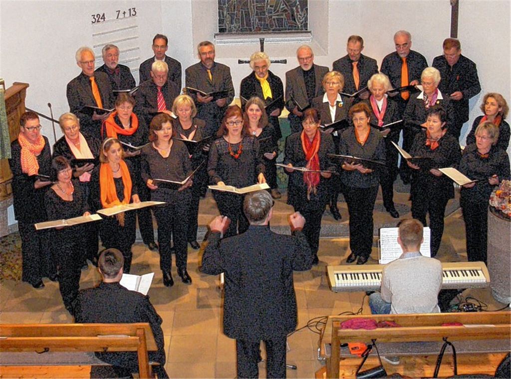 Seit 25 Jahren Teil eines aktiven Lebens in der Kirchengemeinde Sternenfels: der Singkreis unter Leitung von Klaus Richter, hier beim Jubiläumskonzert mit dem Kirchenchor Zaisersweiher. Foto: gar