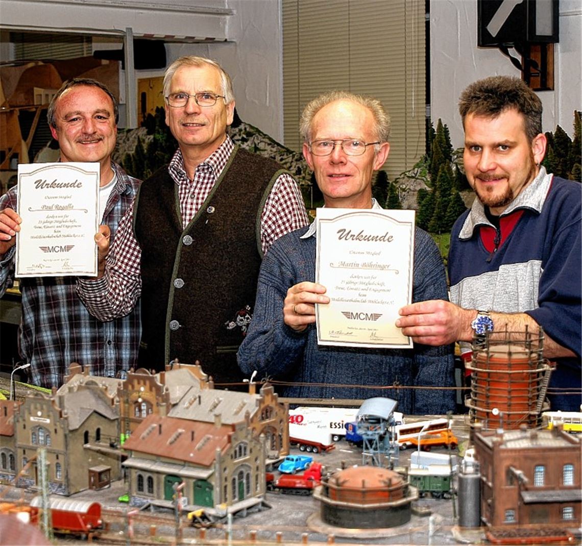 Seit 25 Jahren gehören Martin Böhringer (2.v.re.) und Paul Bratscher (2.v.li.) dem Verein an. Sie werden von den Vorsitzenden Thomas Gall (li.) und Thomas Oertle geehrt.Foto: Kollros