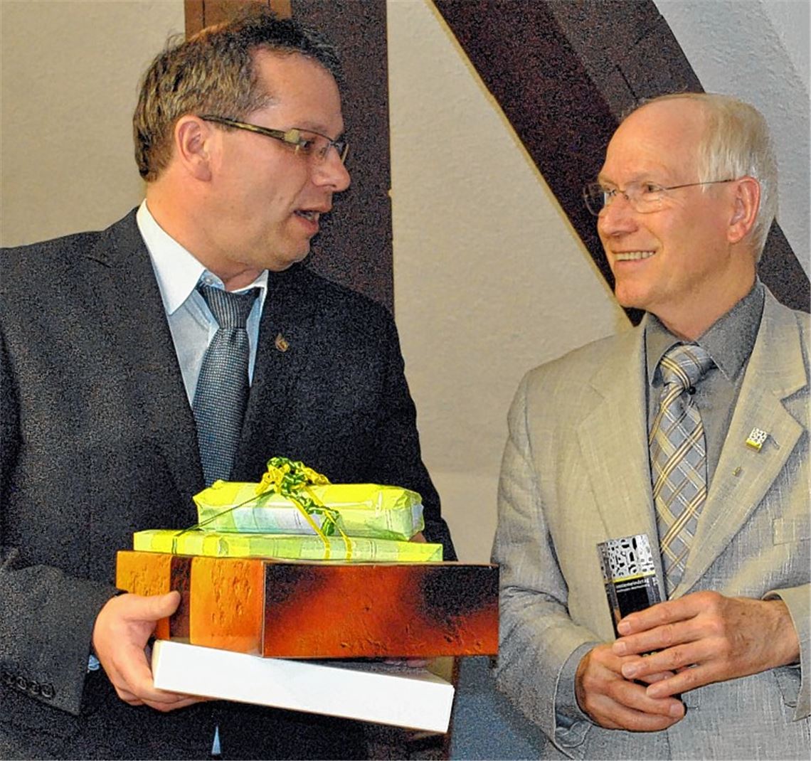Seit 25 Jahren im Rat: Bürgermeister Andreas Felchle (li.) ehrt Erhard Knittel. Foto: Stahlfeld