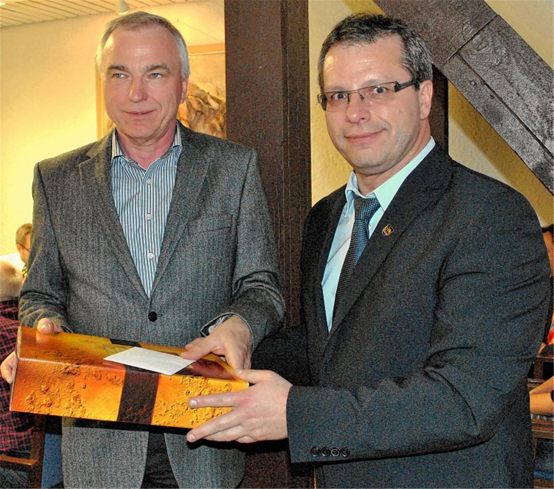 Seit 35 Jahren im Dienst der Klosterstadt: Bürgermeister Andreas Felchle (re.) gratuliert Bauamtsleiter Dieter Rein. Foto: Stahlfeld