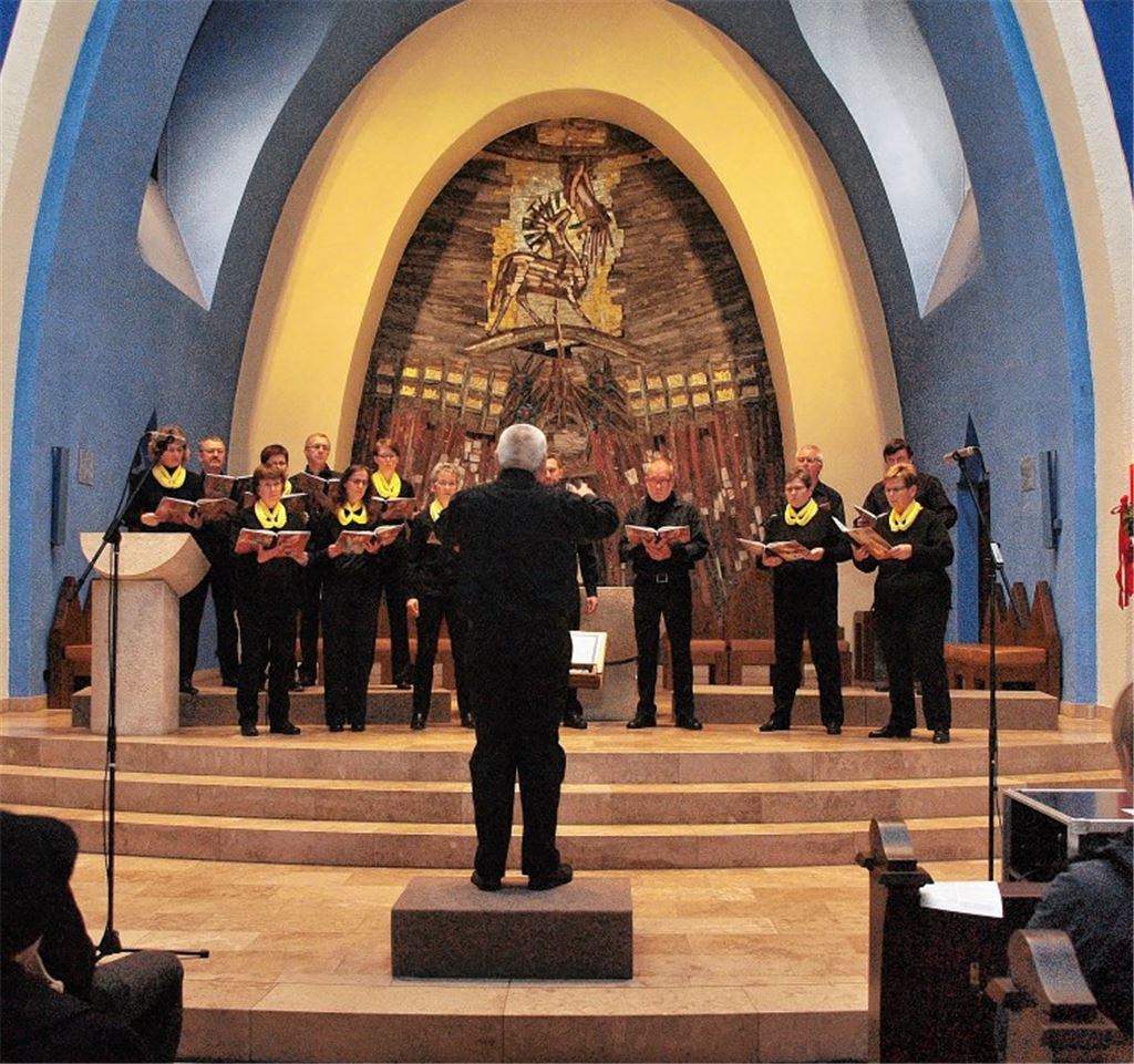Chor trägt Lieder in Originalfassungen vor