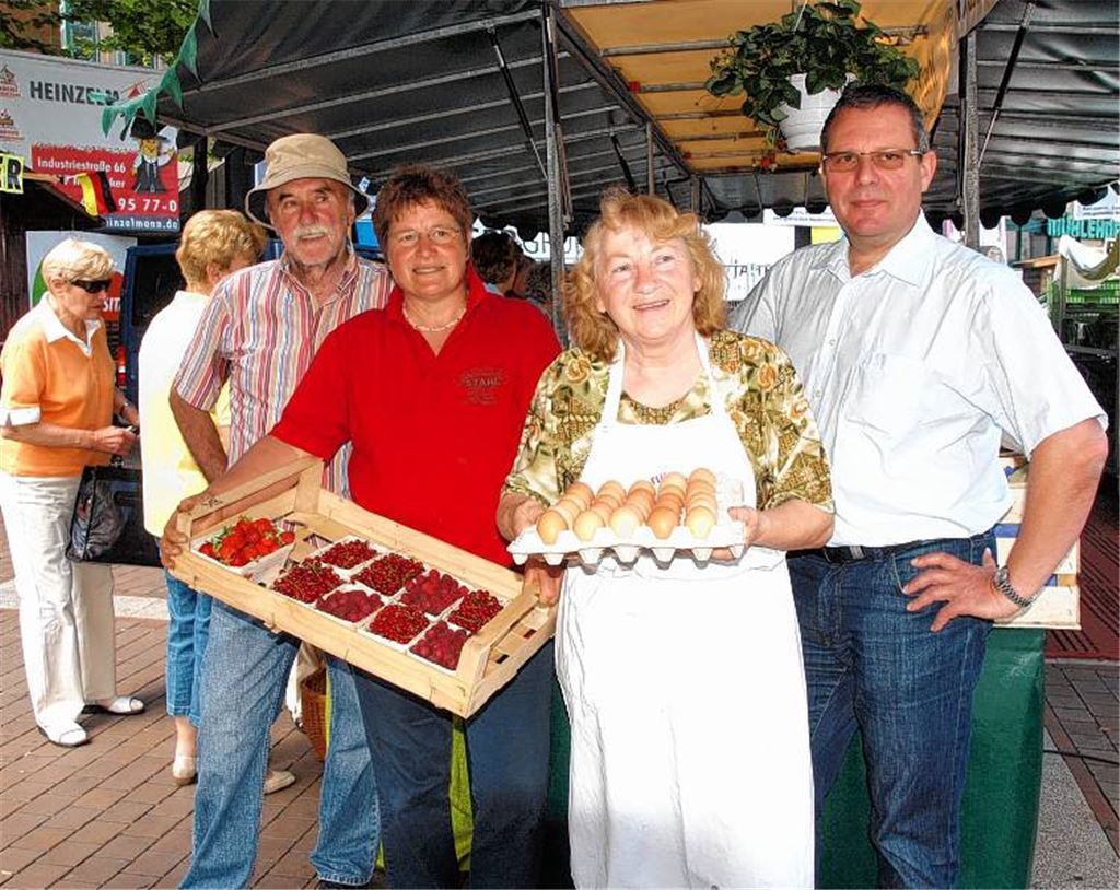 Seit 40 Jahren gehört Rose Waldner (2. v. re.) vom Geflügelhof Kern zum festen Stamm beim Mühlacker Wochenmarkt; hier mit den Initiatoren des Marktsfrühstücks, Imker Konrad Stieb, Christel Stahl vom Bauernhof Stahl und dem Wirt der Kloinen Kelter, Bernd Huber (v.li.).