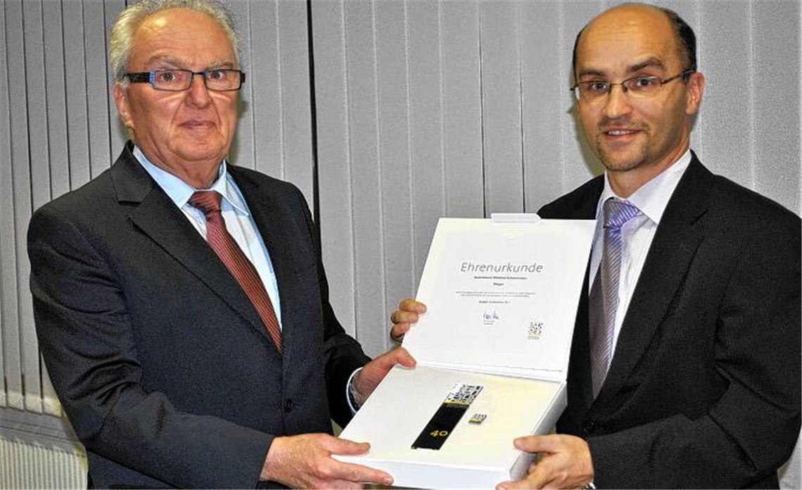 Seit 40 Jahren im Illinger Gemeinderat: Winfried Scheuermann (li.) bekommt von Bürgermeister Harald Eiberger die Ehrenurkunde überreicht. 