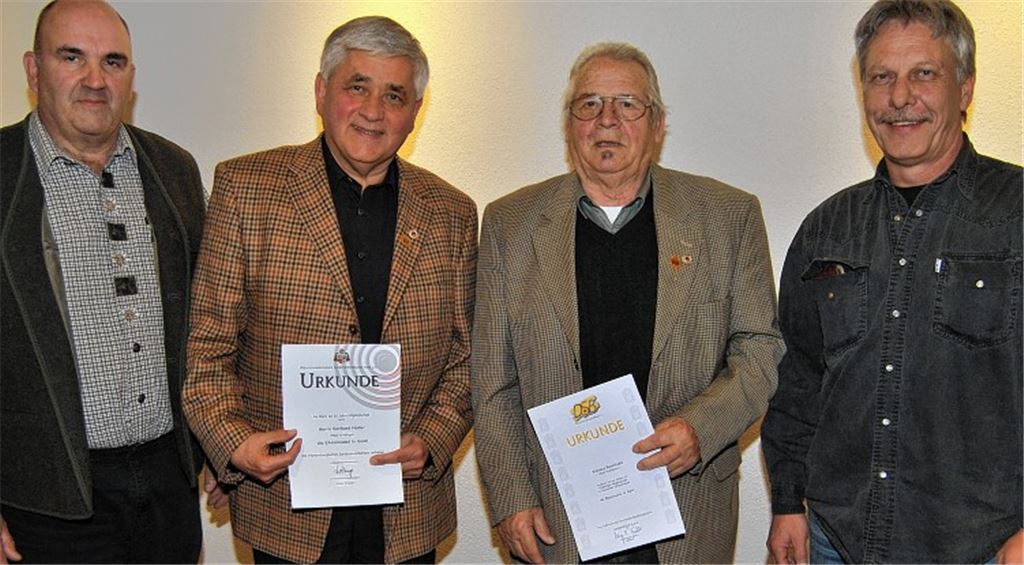 Seit 50 Jahren im VfS Knittlingen: Werner Nowitzki (2.v.re.) und Gerhard Haller (2.v.li.) erhalten von Oberschützenmeier Bruno Wilhelm (li.) und Schützenmeister Gerd Baumann die Ehrennadeln in Gold des Deutschen Schützenbundes und des Württembergischen Schützenverbandes.