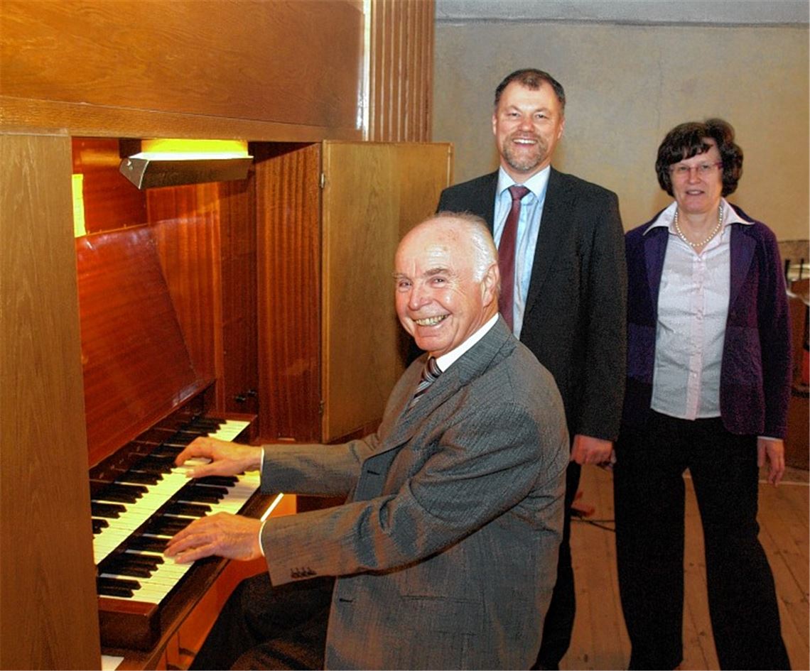 Seit 50 Jahren spielt Reinhold Kientsch, hier mit Bezirkskantorin Erika Budday und Kirchengemeinderatsvorsitzendem Wolfgang Currle, die Orgel in Schützingen.