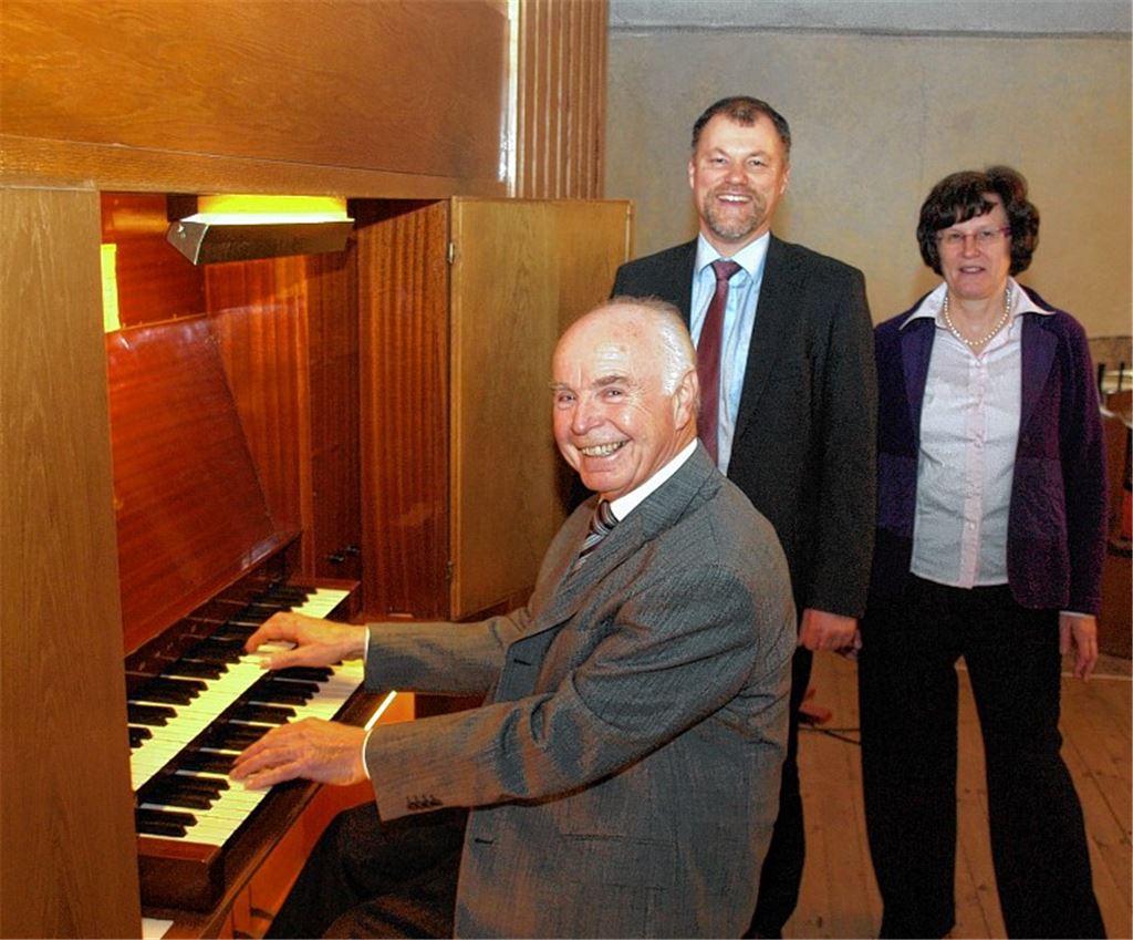 Seit 50 Jahren spielt Reinhold Kientsch, hier mit Bezirkskantorin Erika Budday und Kirchengemeinderatsvorsitzendem Wolfgang Currle, die Orgel in Schützingen.